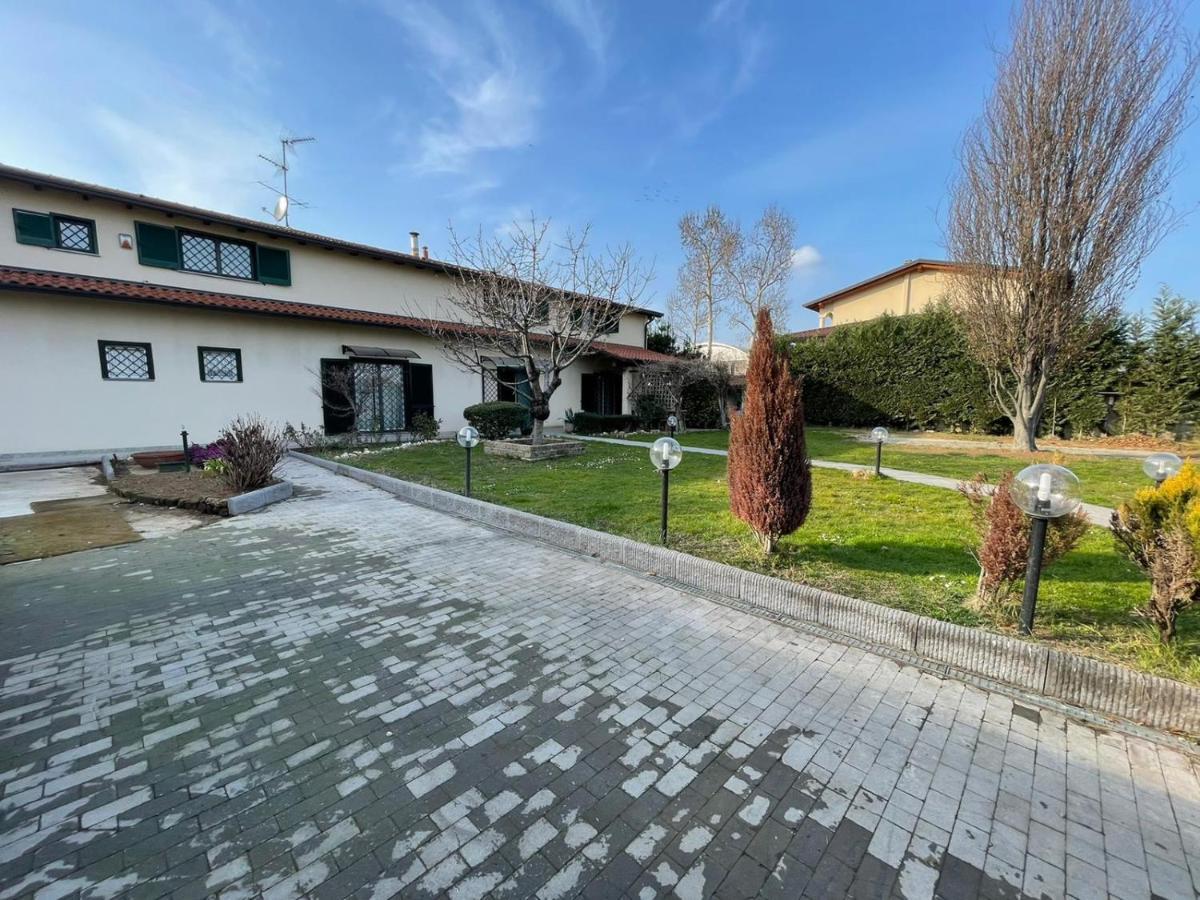 Lussuosa Villa Vicino Alla Stazione Caronno Pertusella Exterior photo